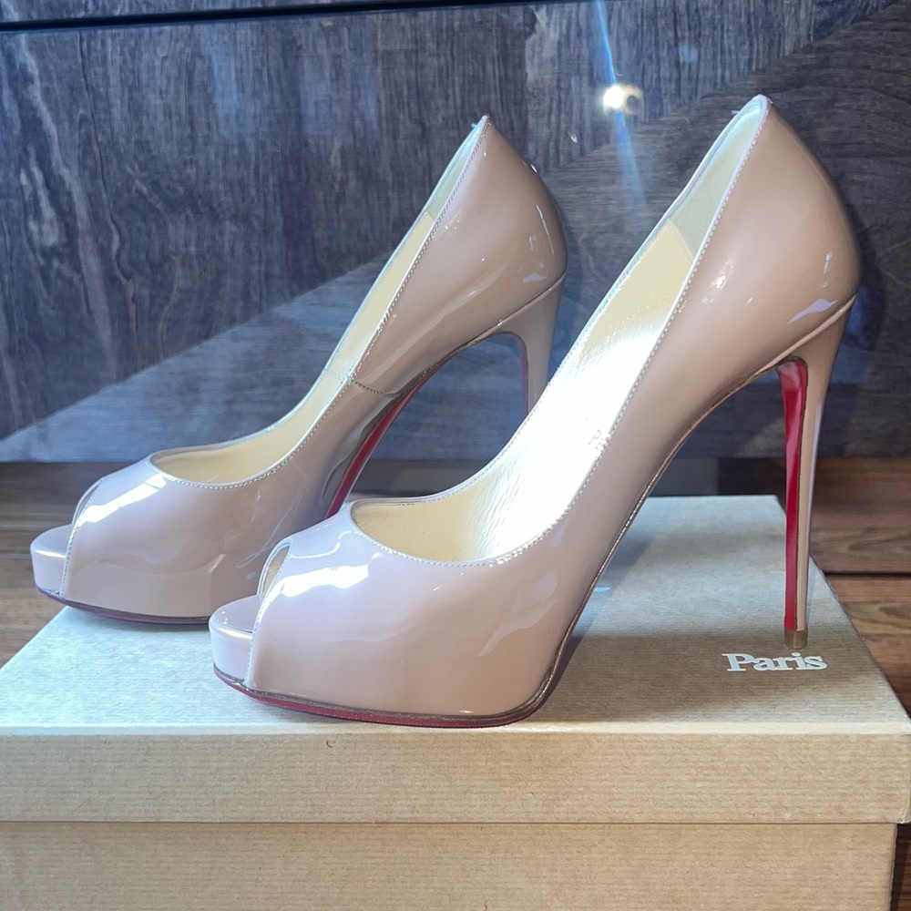 Like NEW Christian Louboutin Very Privé Pumps